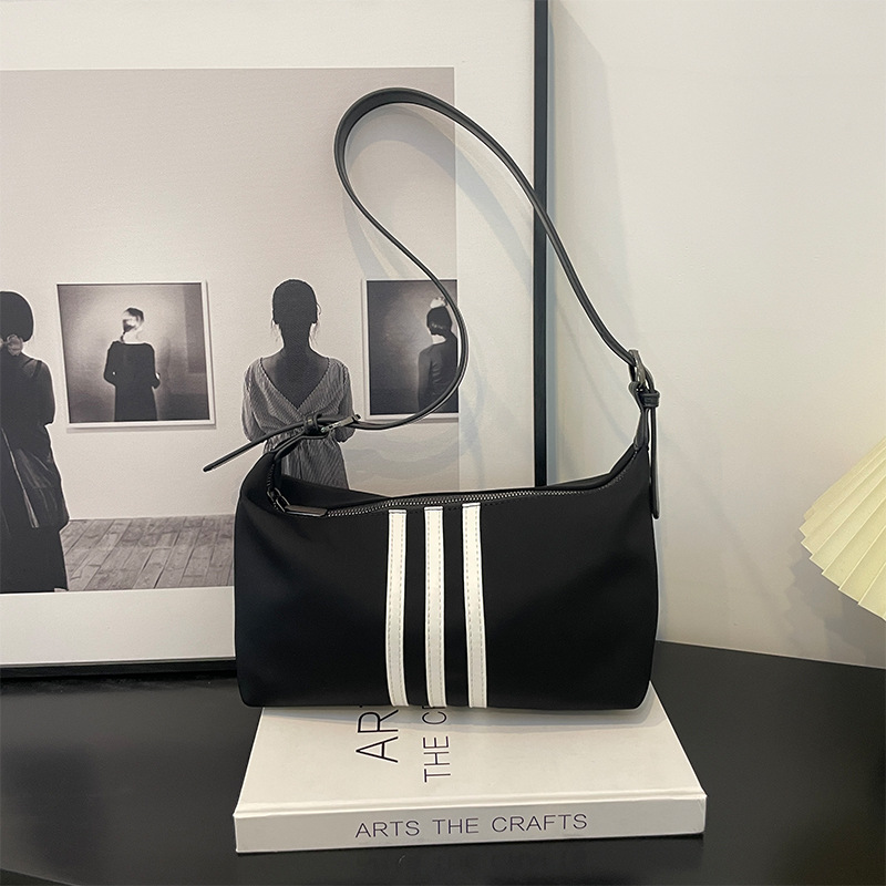 Comercio Exterior transfronterizo nuevo bolso de mujer de hombro único con rayas simples bolso de moda, ligero y de gran capacidad sobre rojo de la red de color