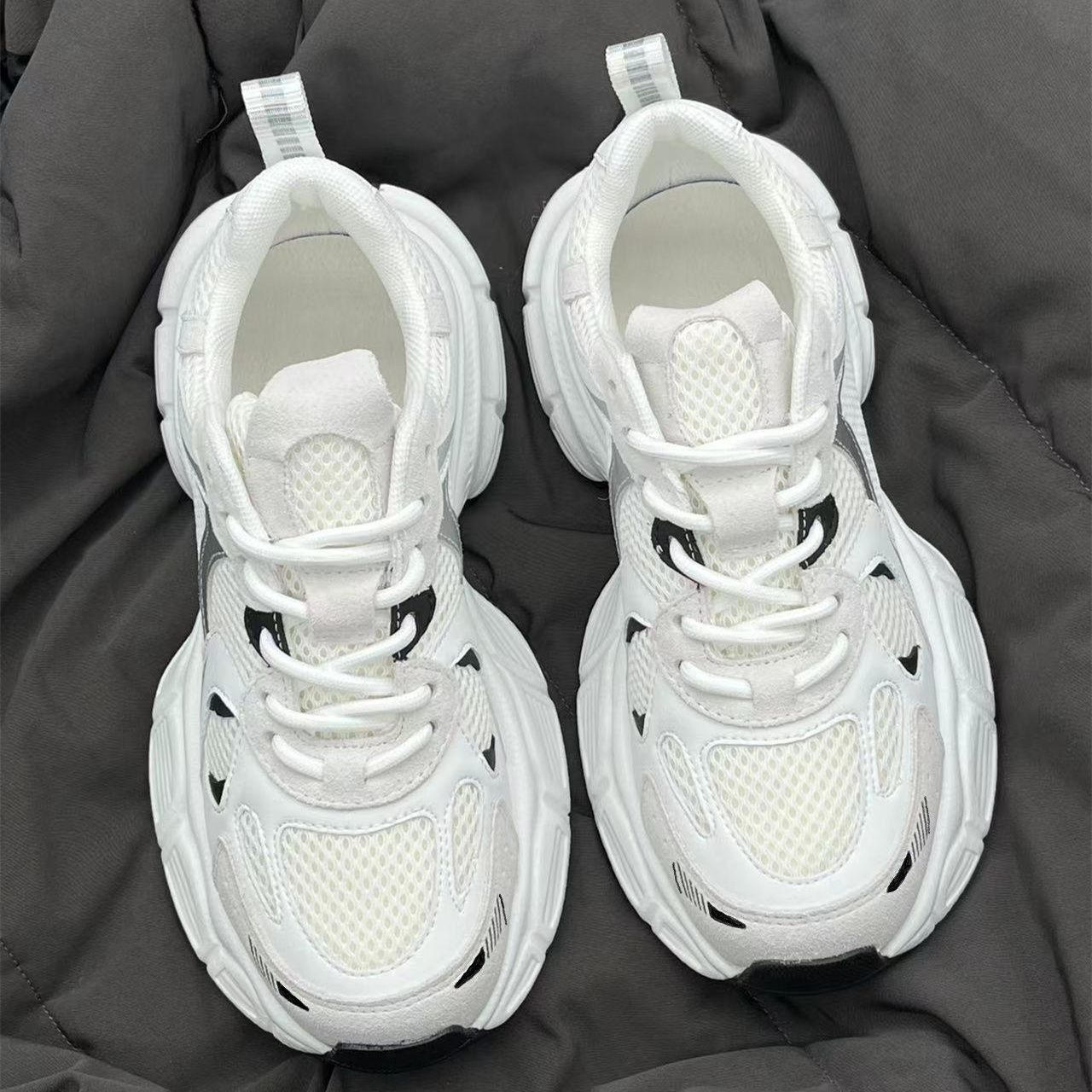 Zapatos de papá para mujeres verano y otoño de 2025 nuevo estilo versátil malla transpirable de moda en zapatos casuales de suela gruesa para mujeres