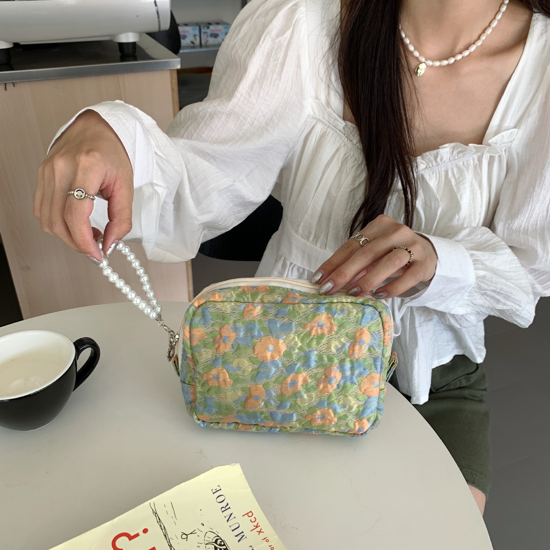 28172 Pearl pendant tassel hand-held cosmetic bag, embossed French storage bag, compact hand-held handbag undefined