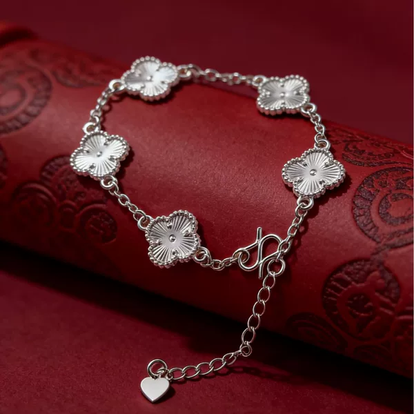 Four-Leaf Clover Bracelet for Women, Light Luxury Niche Exquisite Simple Sparkling Diamond Kaleidoscope Bracelet, High-End Feel Friendship Jewelry