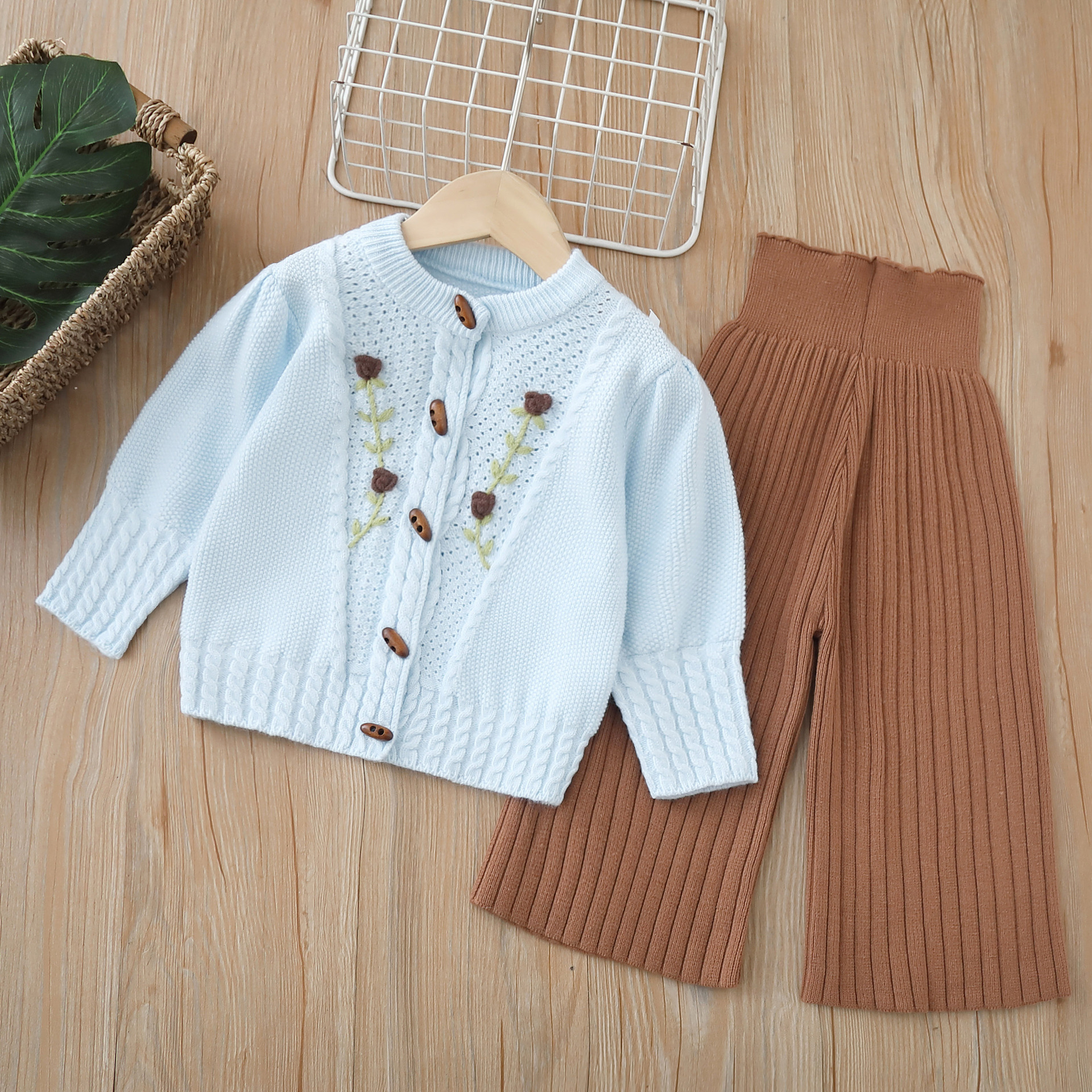 Set pantaloni tricotați din două piese pentru fete, toamnă/iarnă 2024, model nou, model Treasure, model lucrat manual cu flori_voghion.com