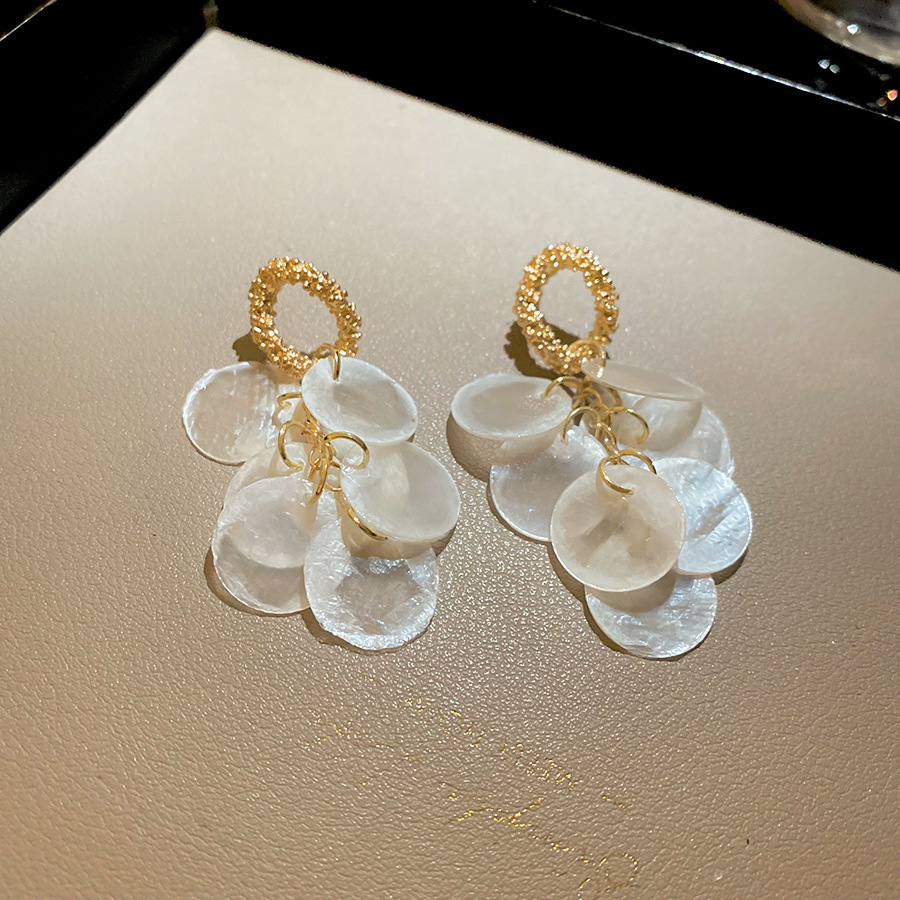 Pendientes de borla de concha redonda con aguja de plata Pendientes de temperamento exquisito francés Pendientes de moda elegante para mujer, lujo ligero, sentido de alta gama
