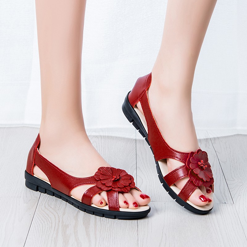 Sandalias de fondo plano para mujeres, zapatos de verano para madres, estilo coreano, versátil y cómodo, sandalias antideslizantes de estilo nacional para mujeres.
