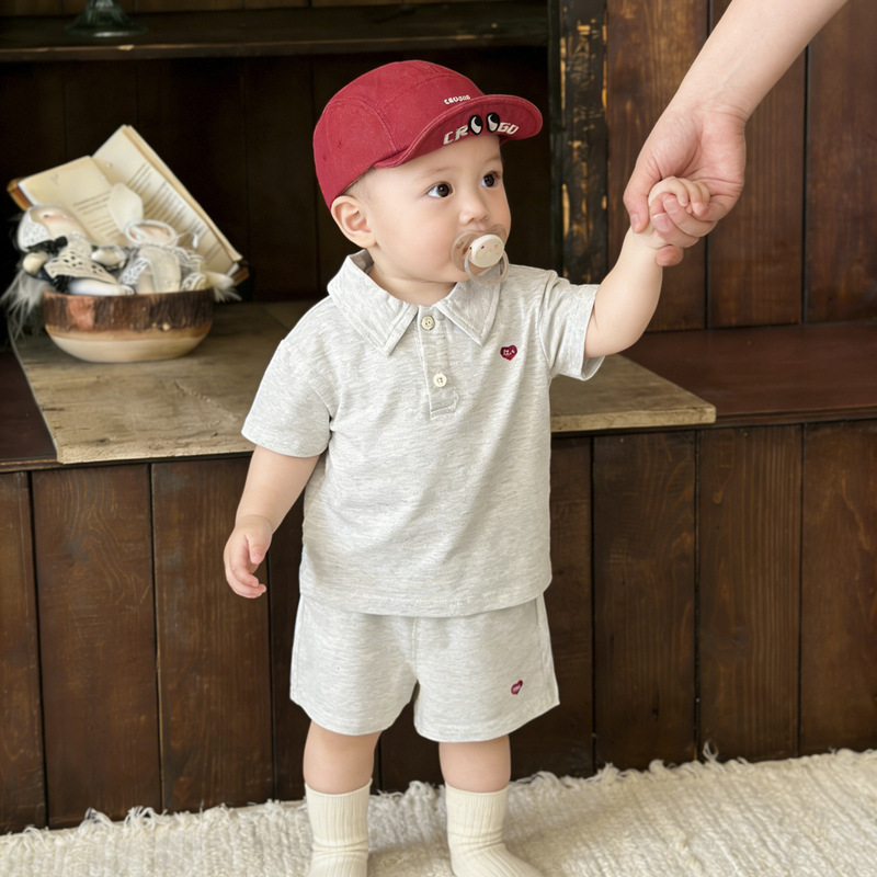 Polo bébé tendance et stylé, collection été 2026. Ensemble deux pièces : polo à manches courtes et pantalon._voghion.com