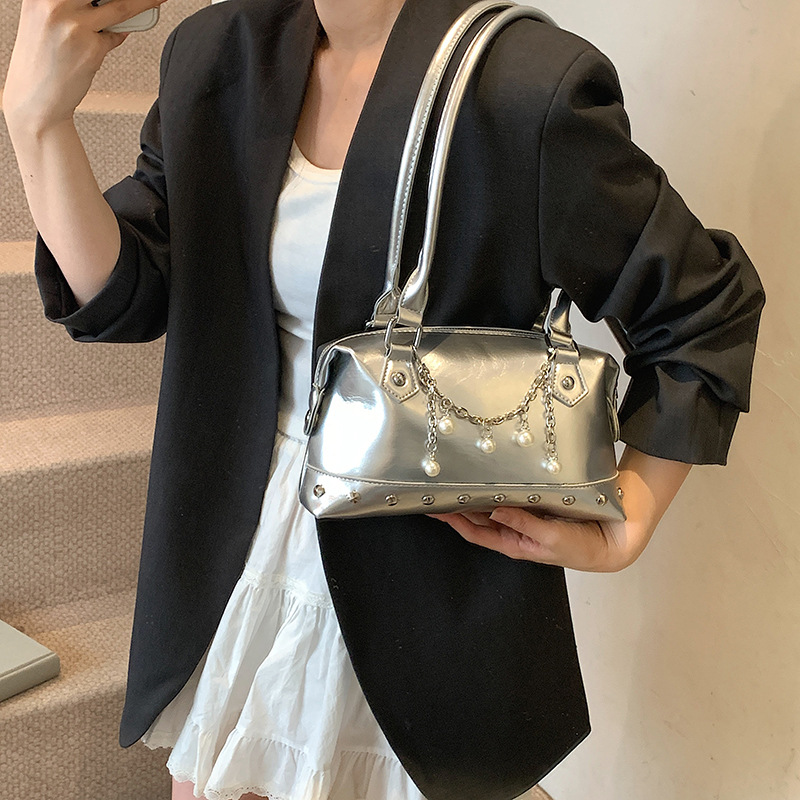 Dulce y fresco bolso de axila de chica caliente 2025 primavera y verano nuevo bolso femenino bolso de alta calidad bolso de hombro con remaches personalizado marea