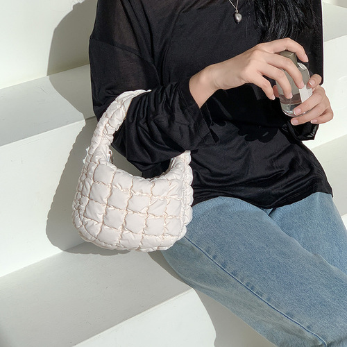  autumn new pleated rhombus handbag, cute mini cloud bag, fashionable and high-end bubble down bag