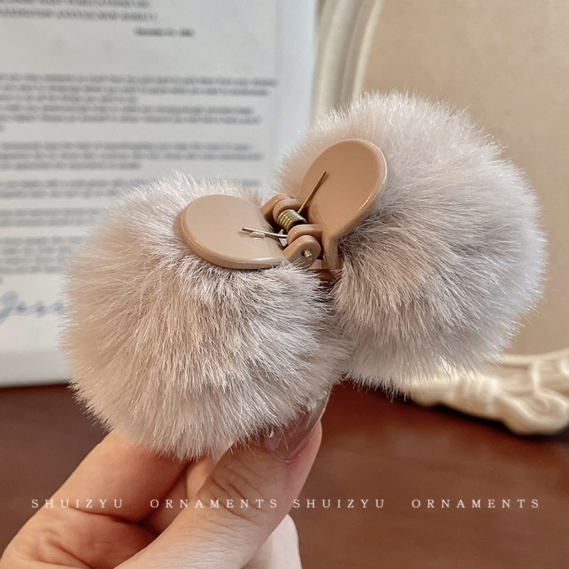 2025 nuevo clip de peluche lindo temperamento peludo detrás de la cabeza de cabello de alto nivel sensación de tiburón clip grande mujer