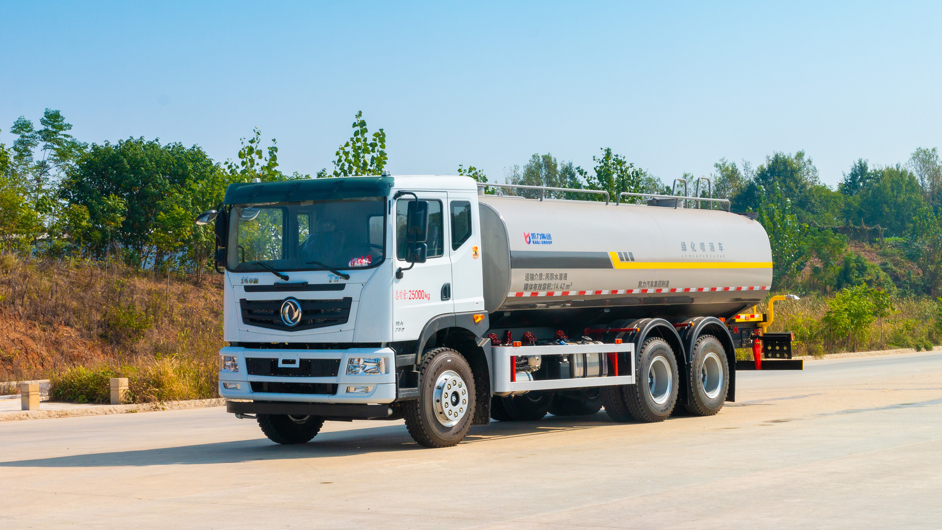 Dongfeng Huashen Hou Shuangqiao 22 Square Sprinkler Truck, Used for Factory Watering on the Construction Site, Landscaping Sprinkler Truck