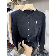 純色刺繍麻花丸首ニットセーター女性2024秋冬単列ボタンコート上着