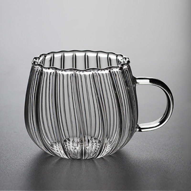 Taza rayada transparente de la gota del agua