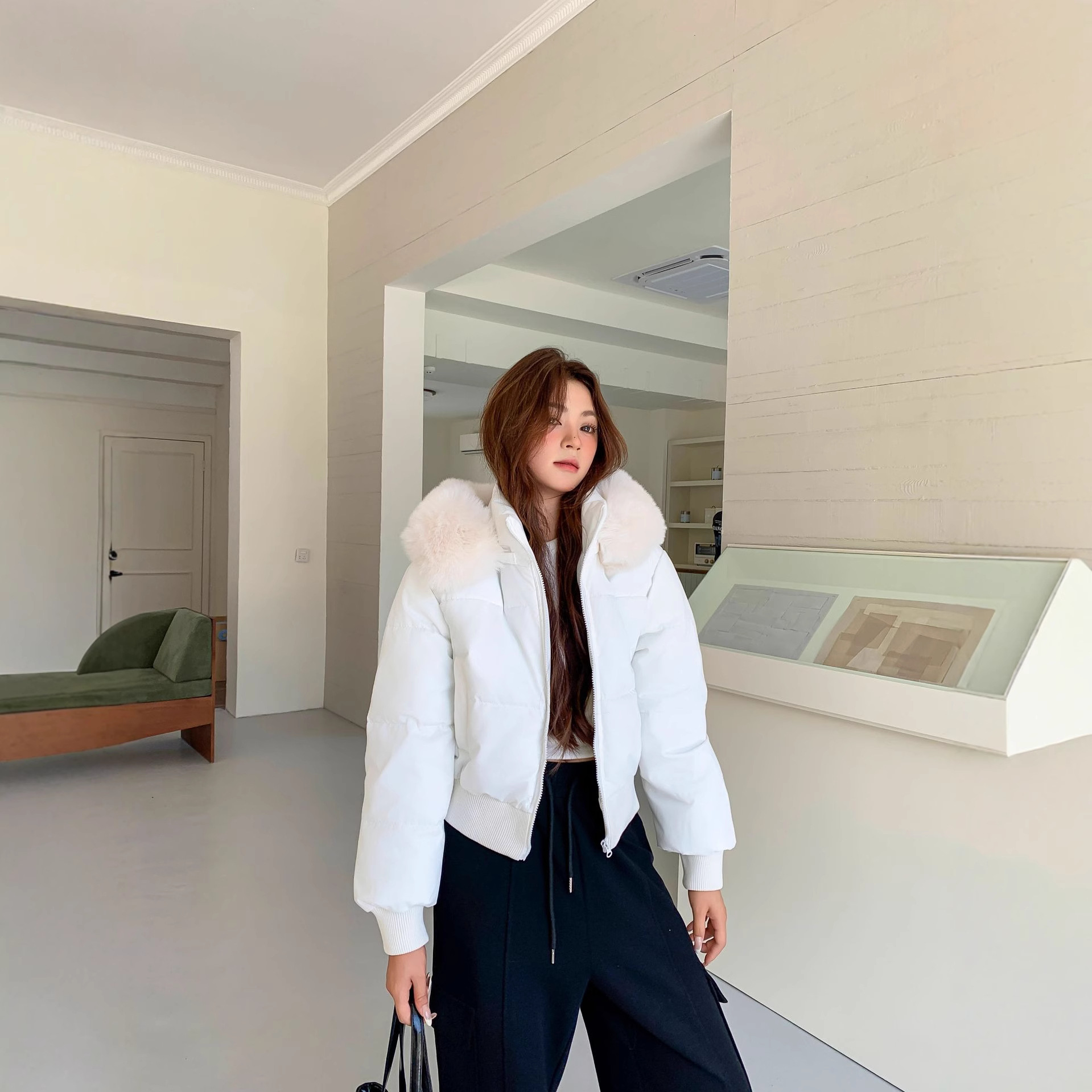 Collar con capuchón blanco de pluma para mujeres 2025 invierno nuevo cintura gruesa calentamiento corto abrigo de pan
