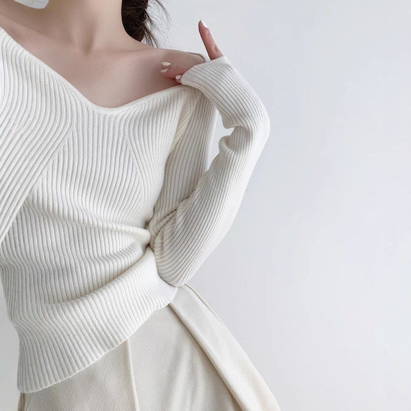 花弁襟秋冬ニット一字肩の弧の大きな襟元に気をつけて、鎖骨を露出させて痩せています。