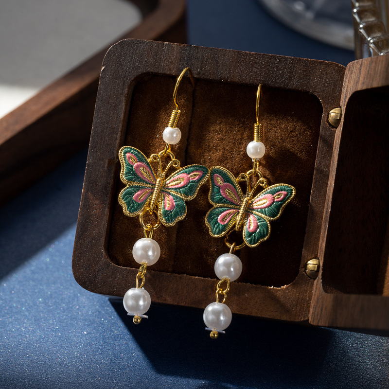 Retro cute elegant sophisticated fashionable earrings