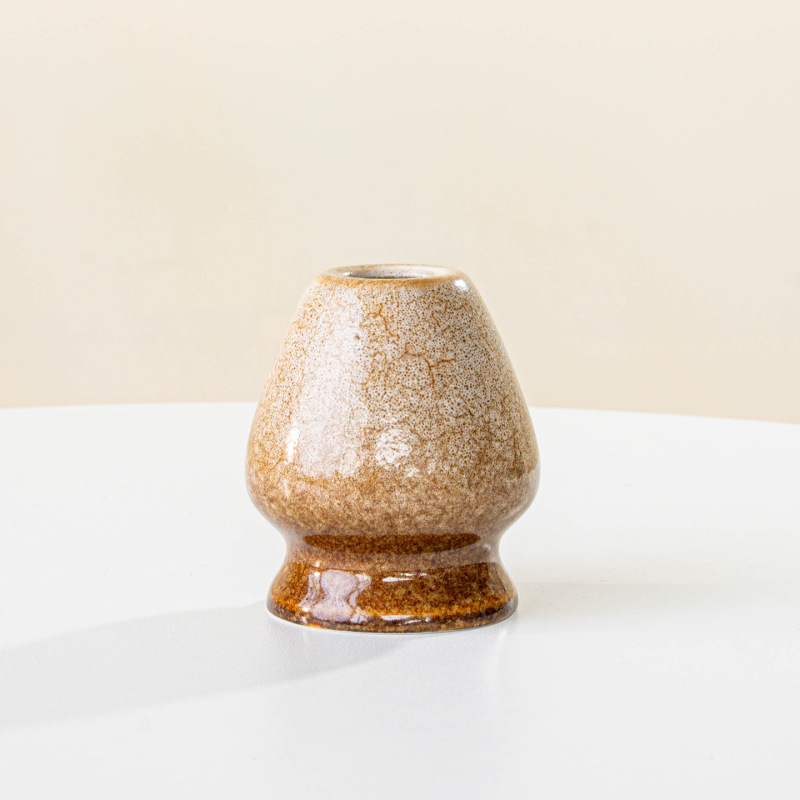 国境を越えて日本式の抹茶茶碗に案内口を持って釉薬茶を飲みます。|undefined