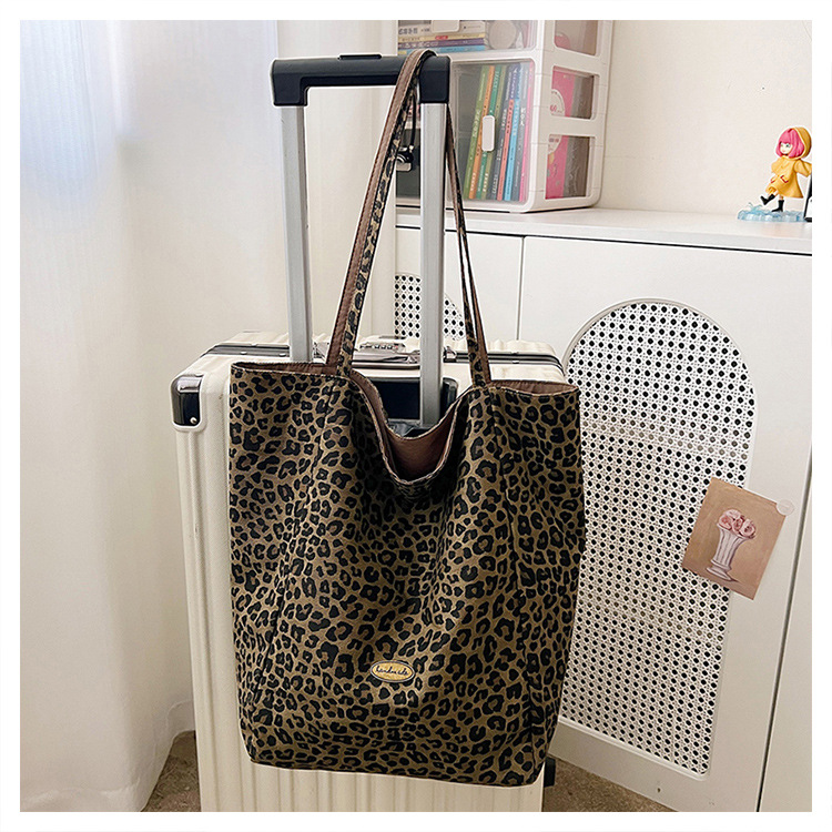 Doppelseitige Canvas-Tragetasche mit Leopardenmuster, große Kapazität, Damen-Umhängetasche im College-Stil, lässige Handtasche im City-Stil, Pendler-Tasche – Detail 21