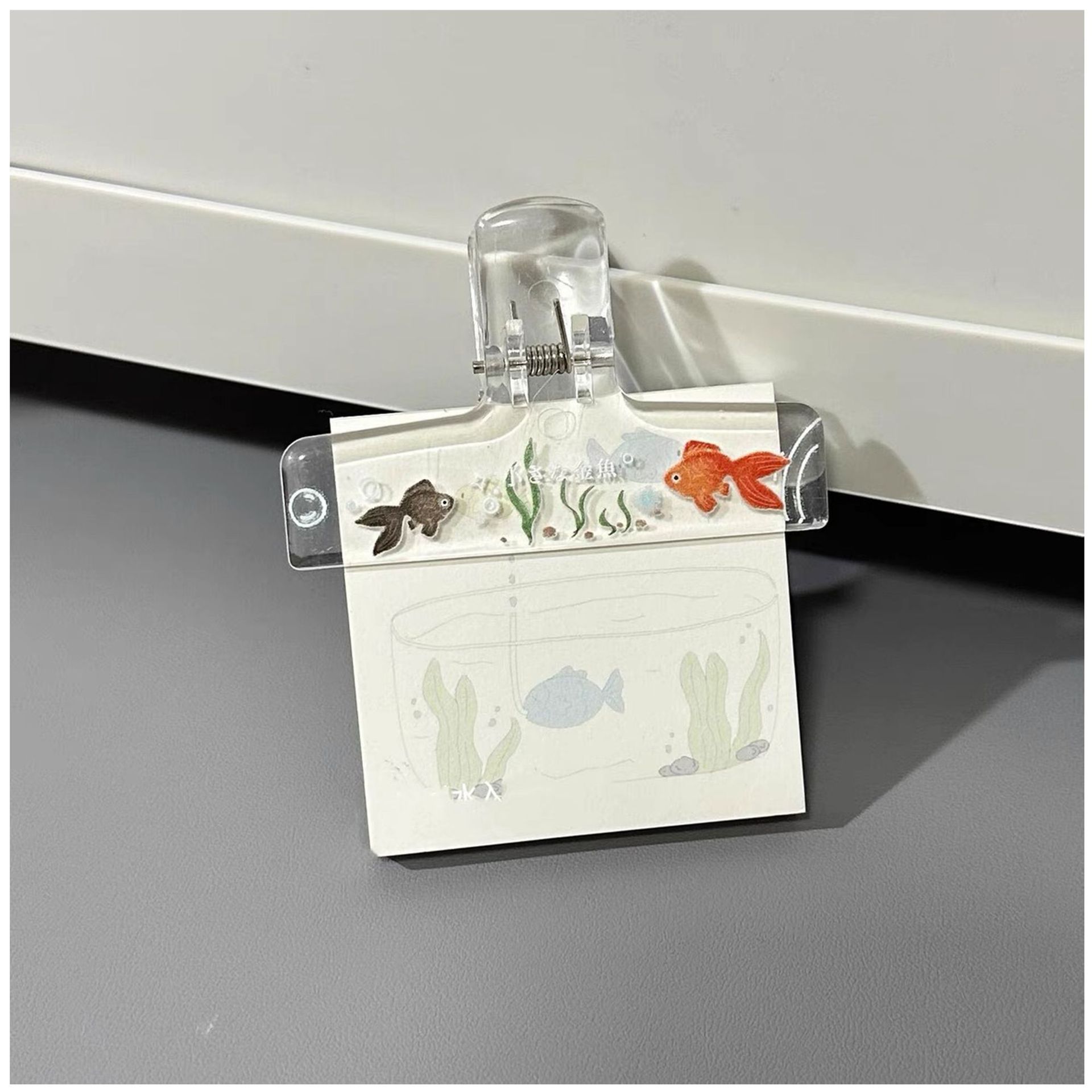 Clip de cola larga de pez dorado de verano Libro de estudiante de acrílico transparente Cuenta manual Fijador de partitura de piano Clip de recibo de archivo