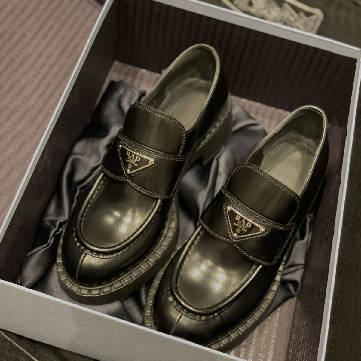 厚底レザーの英国風PメリージェーンMIUゴールドコインシューズ、レディースラウンドトゥレザーシューズ、レディースシングルシューズ