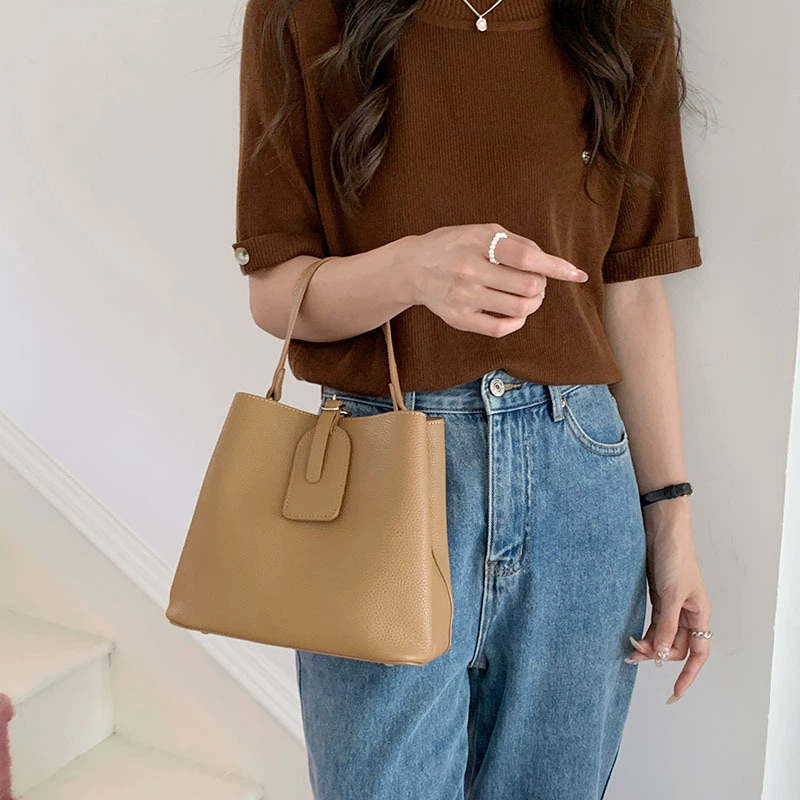 Текст Basket Shoulder Bag — просторная, универсальная сумка на одно плечо в нескольких цветах