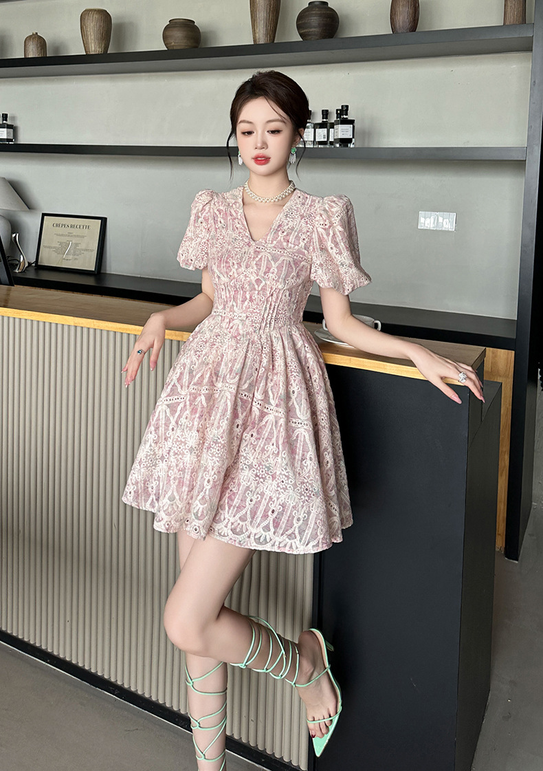 Đầm maxi nữ thắt eo cổ chữ V tay phồng họa tiết hoa nhí — Hồng tử chi tiết 11