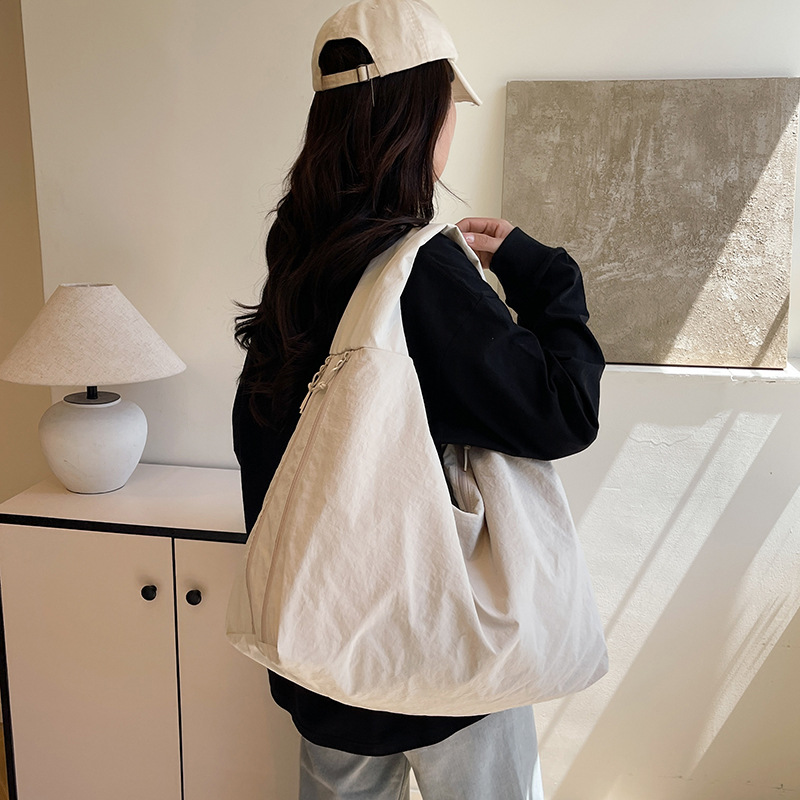 Bolso Tote de nylon popular transfronterizo 2025 verano nuevo estilo ins bolso de mujer de moda súper caliente bolso de viaje de temperamento de moda