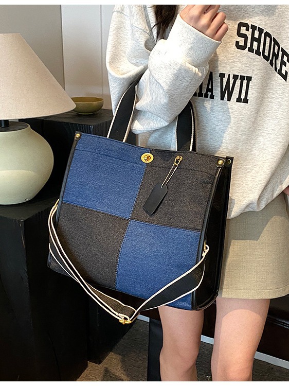 Bolso de denim de gran capacidad para mujeres 2024 nuevo color de moda empalmado bolso de mano tote de viaje mochila de hombro
