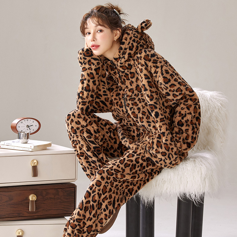 冬のパジャマの女性のサンゴの毛のヒョウの紋様は帽子のファスナーの金とベルベットの厚い毛のスーツの家庭服の秋|undefined