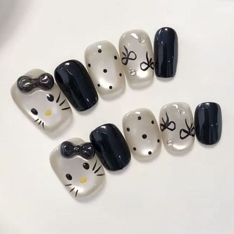 夏の海の青い氷は猫の目を通します。|undefined