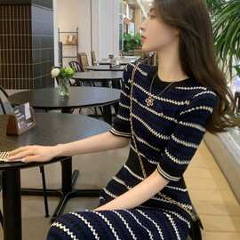 法式连衣裙女春季2026年新款气质感条纹显小香风针织裙子