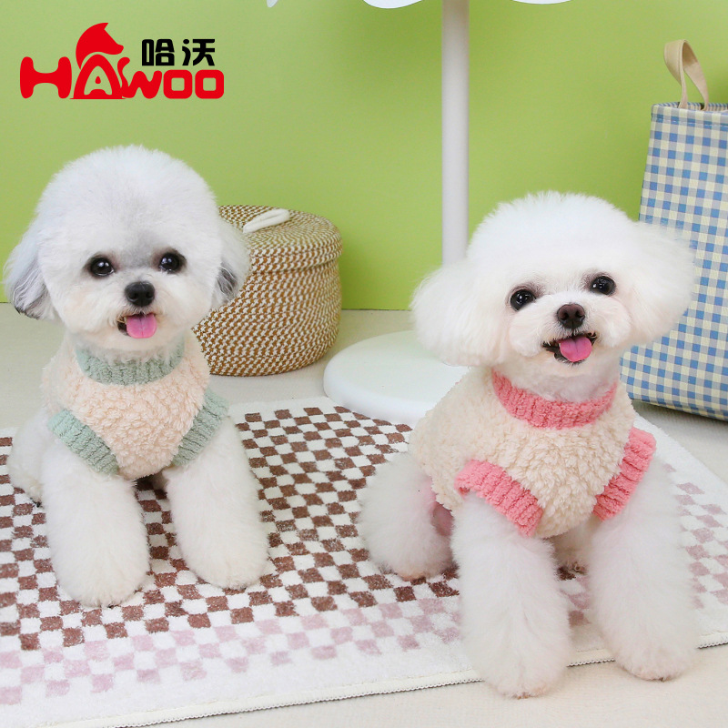 Perro otoño invierno grueso abrigo de terciopelo pequeño dinosaurio con hebilla de tracción ropa de piernas ropa de mascotas al por mayor