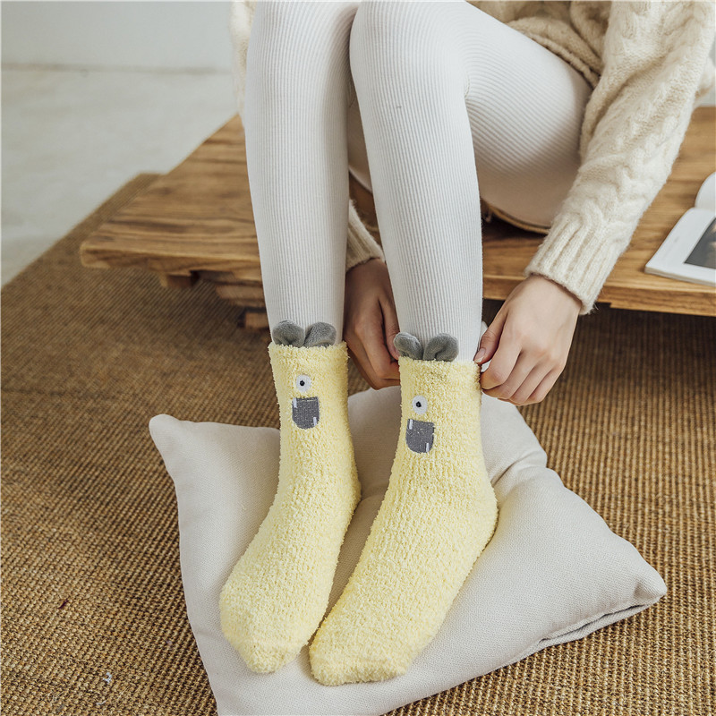 Otoño e invierno de las mujeres lindo monstruo de dibujos animados bordado tridimensional orejas coral polar cálido sueño confinamiento en casa calcetines