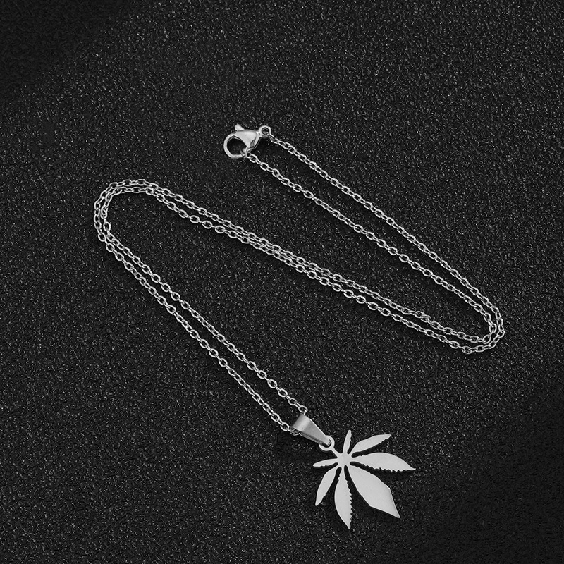 Mode Simple Feuille D'érable Pendentif Rétro Titane Acier Collier display picture 7