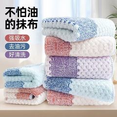 新しい台所の雑巾は油をつけずに毛を落とさずにテーブルの食器を拭く雑巾を厚くして吸水して汚れを落とす雑巾