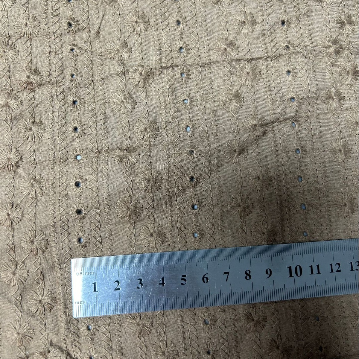 批发现货涤纶镂空无弹提花布女装提花面料(价格以实际咨询为准）