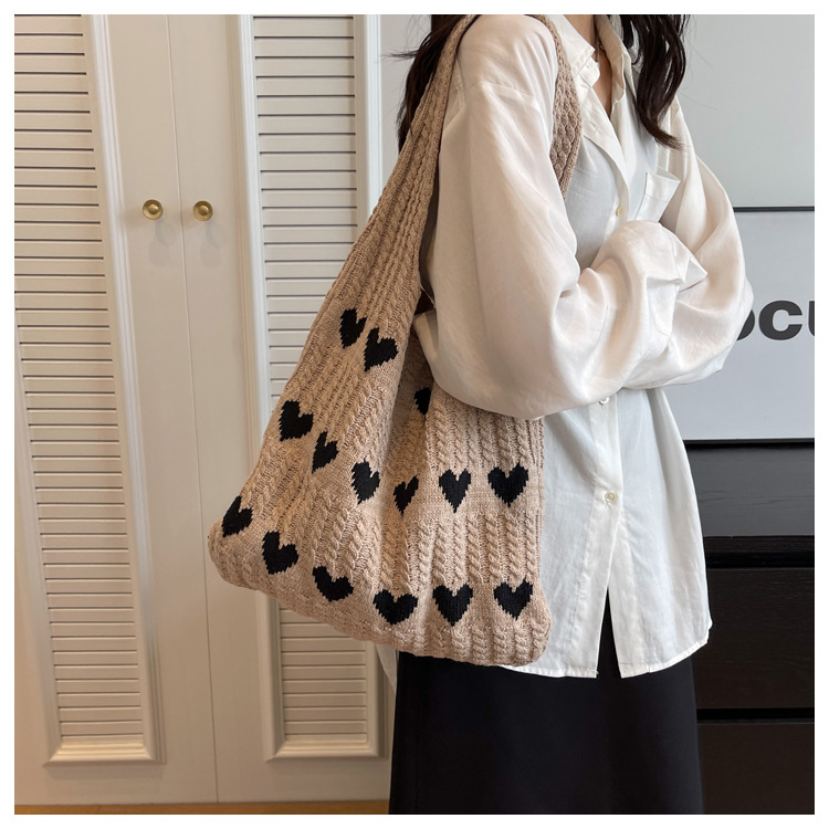 Women's Medium Knit Heart Shape Basic Classic Style Bucket Open Shoulder Bag display picture 11