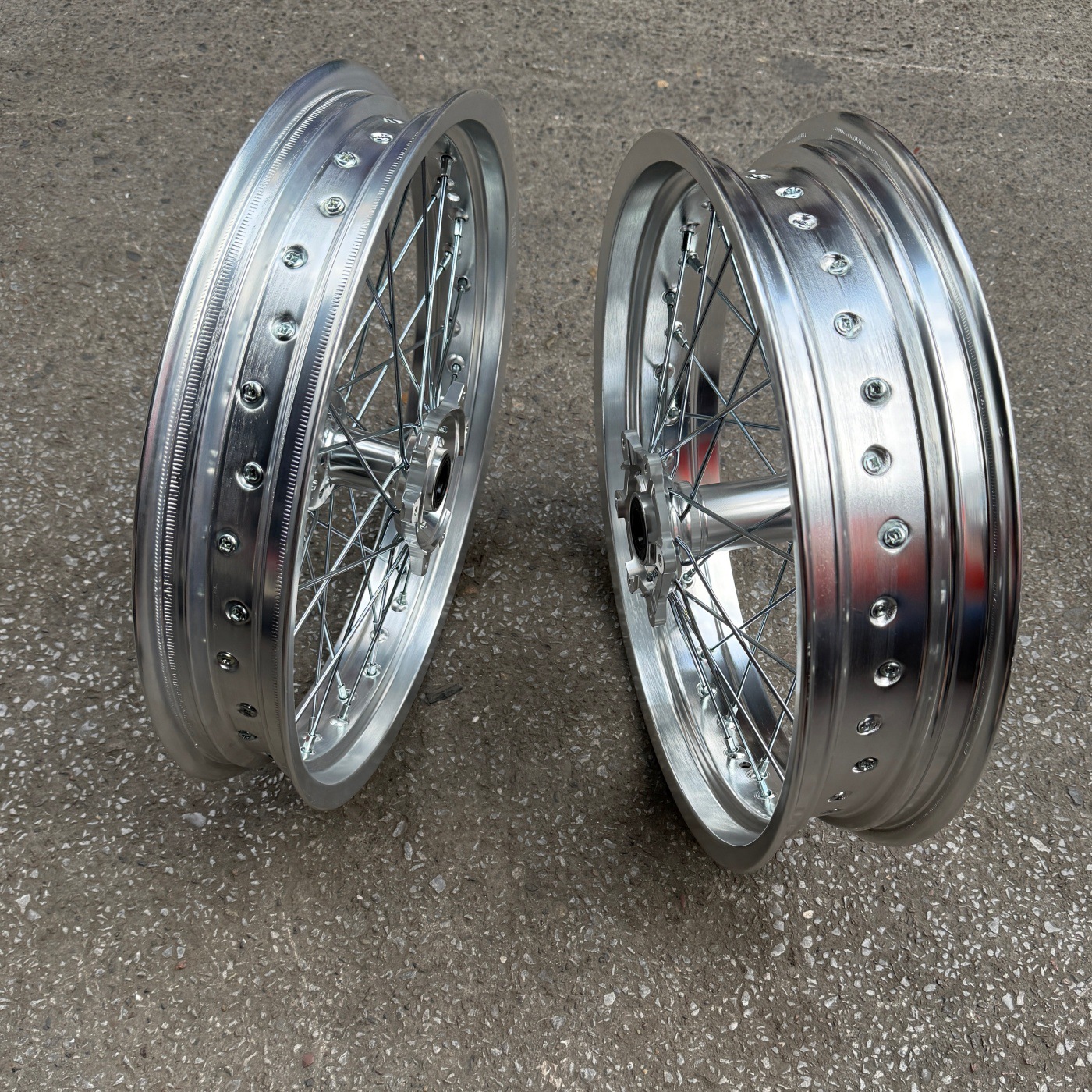 Suitable for QiuLongJiFeng front wheel set 2.50-17 and rear 3.50-17 aluminum alloy wheel hub assembly, silver widened rims