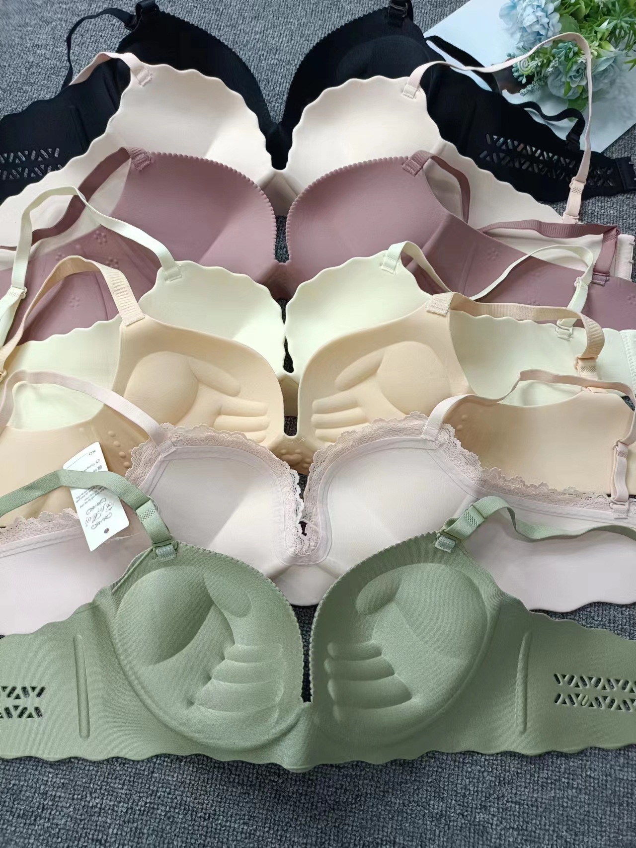 Exterior de una sola pieza brillante ropa interior sin costuras sexy anillo de acero suave sujetador pecho colección anti-sagging sujetador al por mayor