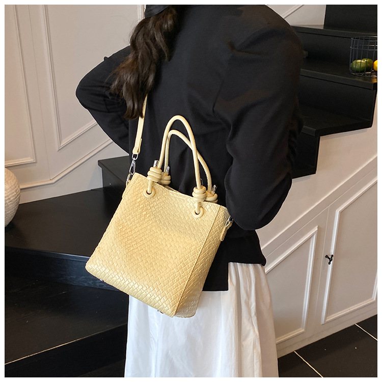 A niche and simple hand-held bucket bag for the summer of 2025, featuring a fashionable and stylish Korean style with a woven pattern, is a single-shoulder crossbody bag undefined
