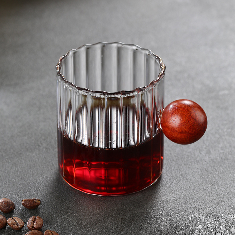 木は両口の180ミリリットルのミルクカップのコーヒーカップのイタリア式のガラスのコーヒーの計量カップの縦の紋様のミニミルクのカップのカップを持ちます。|undefined
