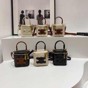 Cada bolso femenino es un trabajo minucioso del diseñador.