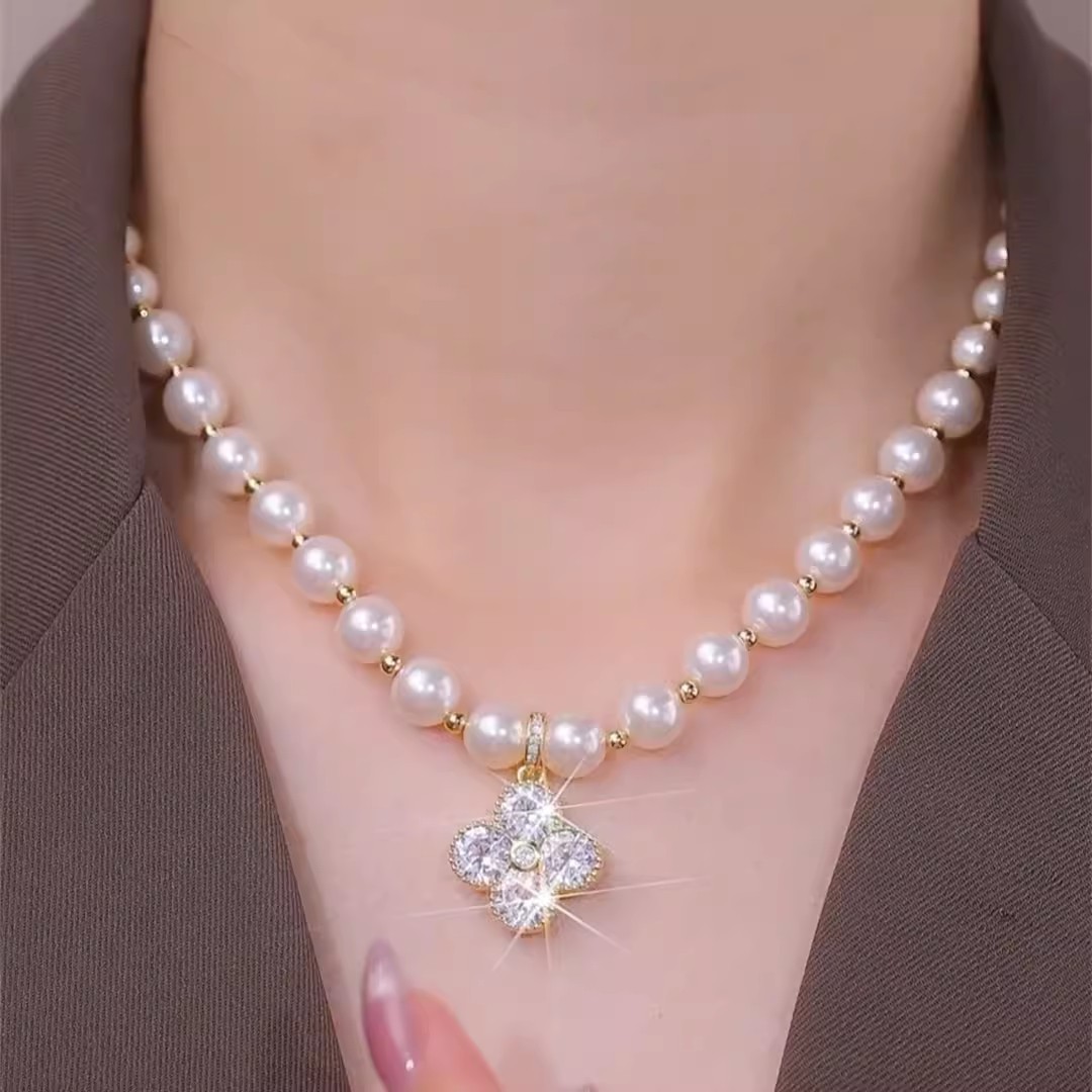 Fashionable necklace pearl