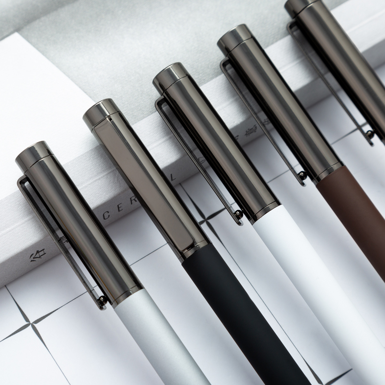 Fabricante mayorista pluma de agua metálica neutra regalos comerciales pluma de firma logotipo imprimido pluma de pantalla táctil pluma de perlas mayorista