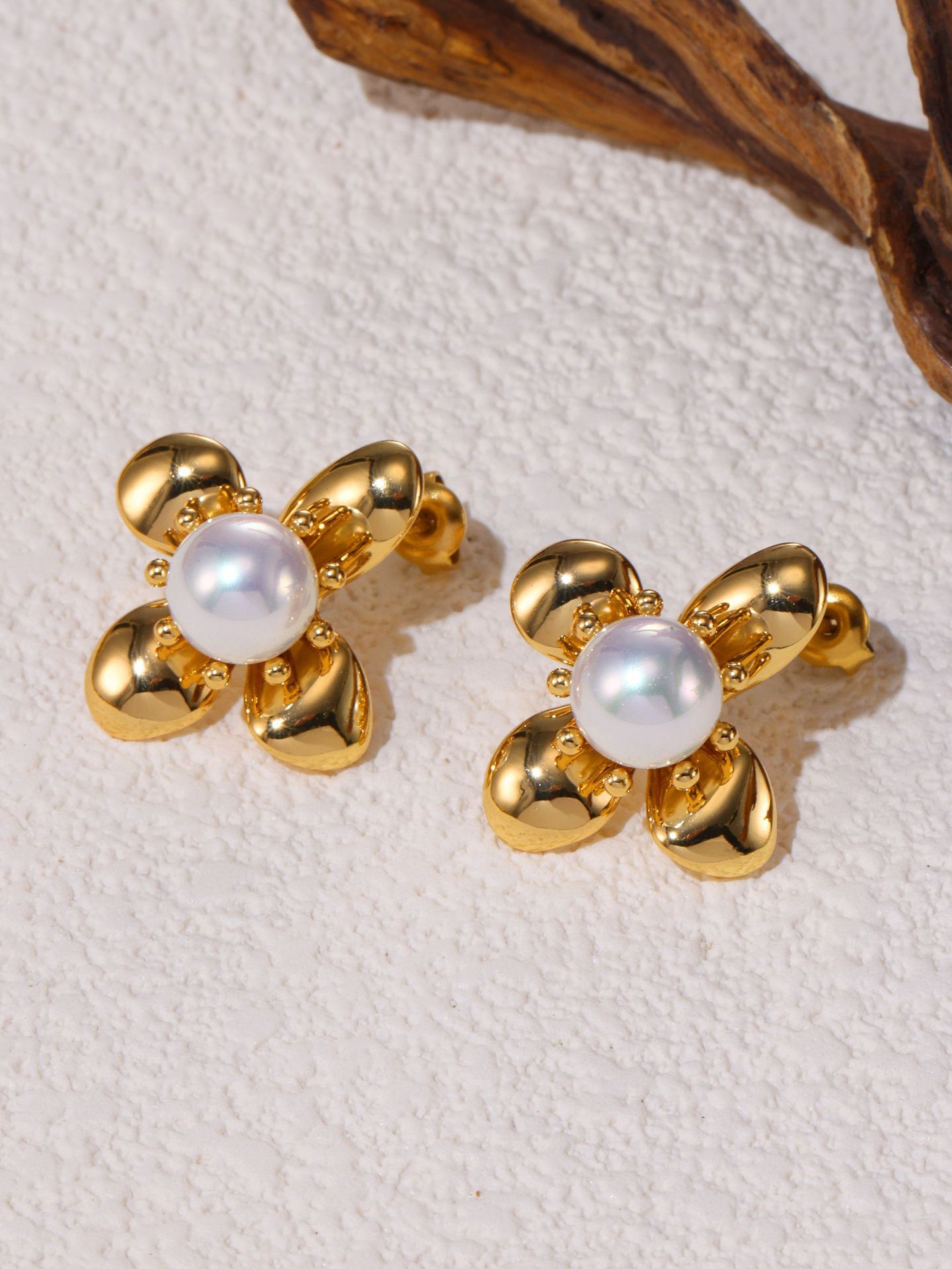 Quadratische Ohrringe mit zuckerartiger Blütenblattstruktur und Perlenbesatz, Damen-Ohrringe aus Edelstahl und passende Ohrringkombination_voghion.com