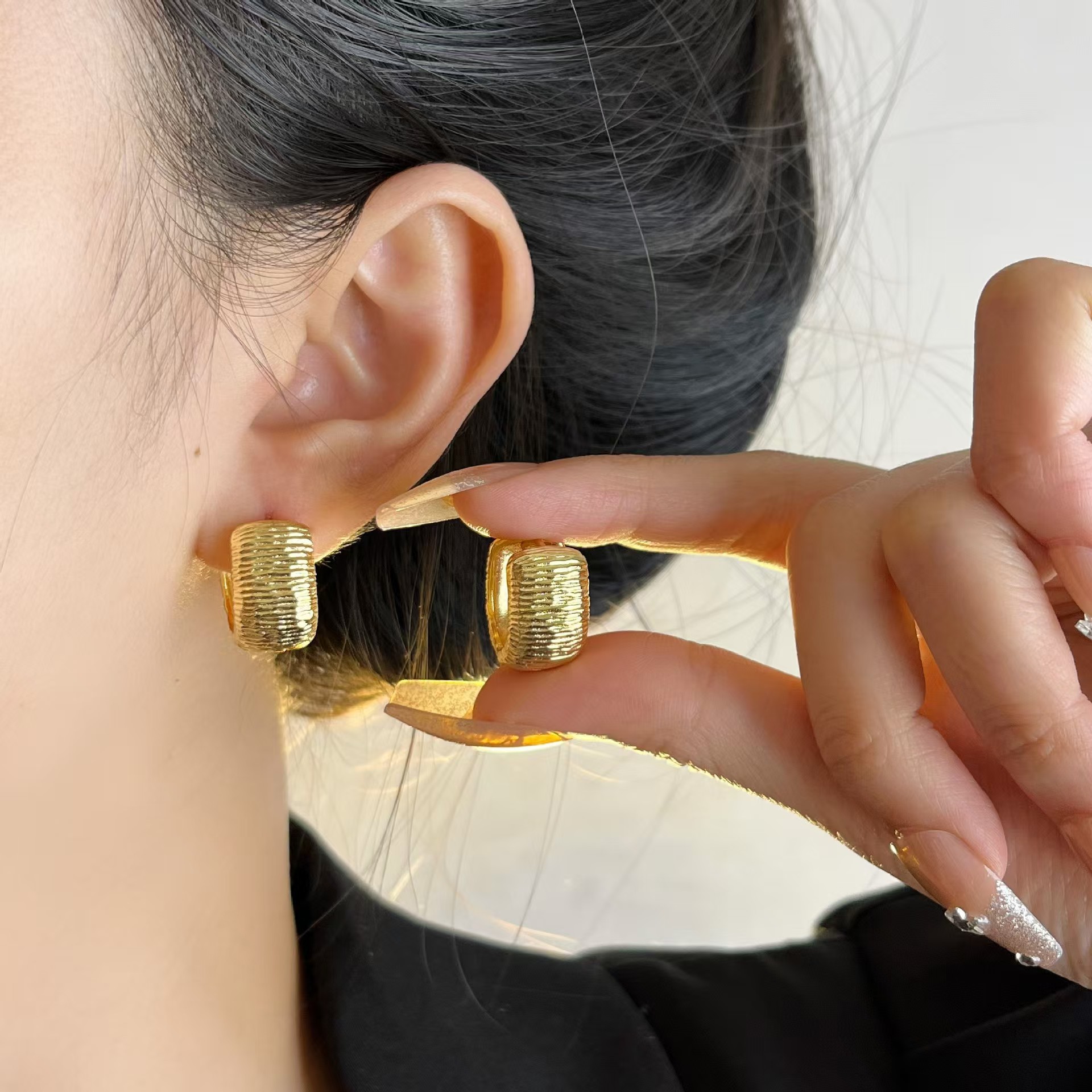Especial estilo francés ligero de lujo nicho de diseño de pendientes personales fríos adornos de auriculares simples y exquisitos versátiles de alta calidad
