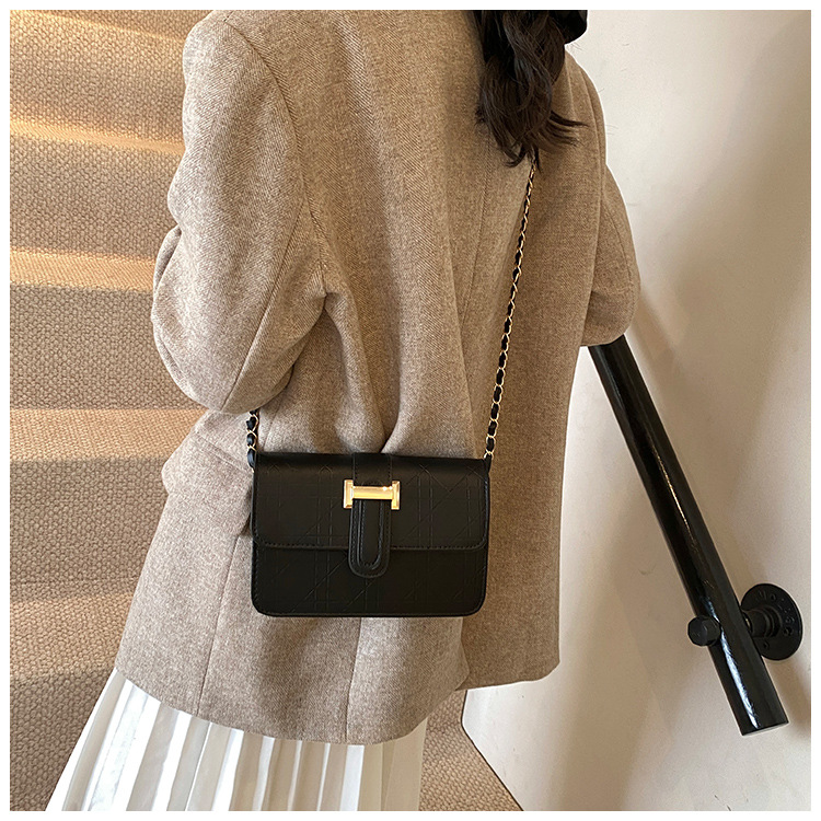 This stylish, high-quality, and trendy hand-held crossbody bag is a new cross-border women's bag for autumn and winter 2024. It features a checkered commuter single-shoulder bag undefined