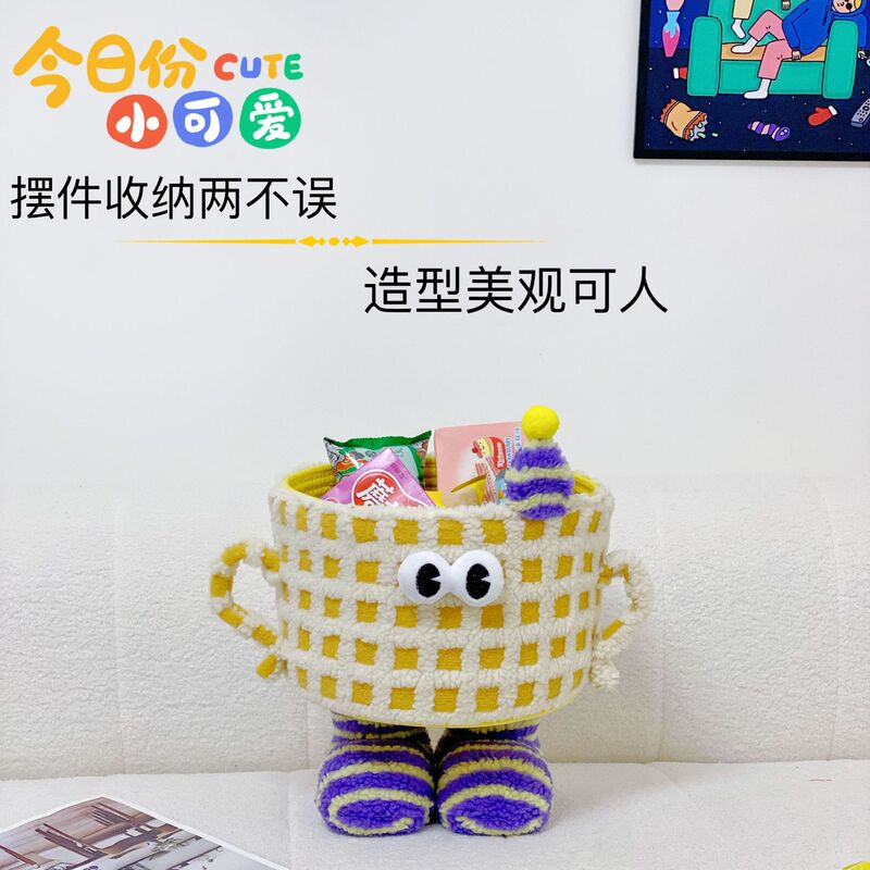 小怪獣は子羊の毛の綿の紐を収納してかごを整理します。|undefined