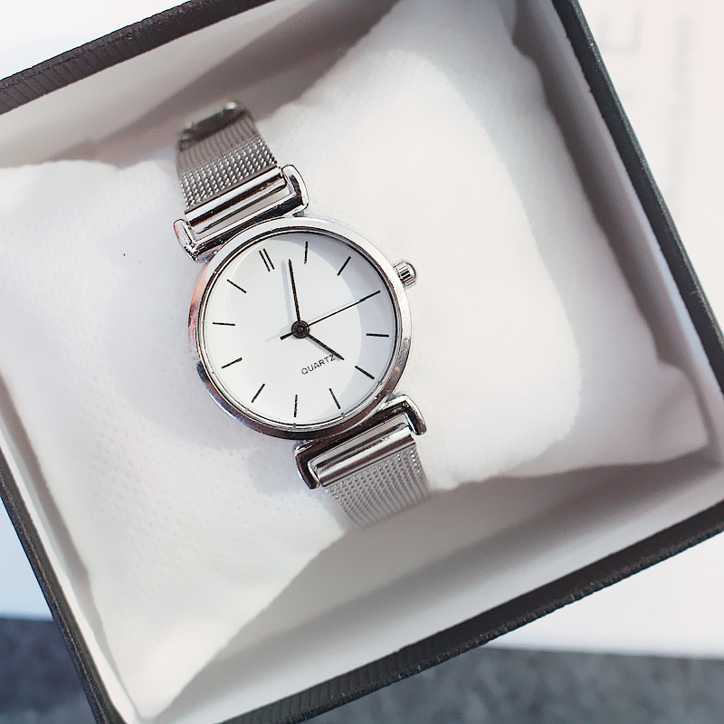 Reloj de mujer de comercio exterior, temperamento femenino, tendencia retro europea y americana, estudiante, versión coreana, reloj de pulsera redondo pequeño simple, puede
