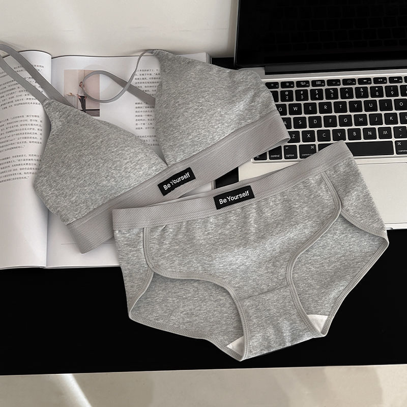 짙은 회색 정장