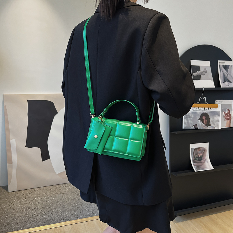 Niche sac à main rétro version coréenne nouvelle texture couleur unie couvercle rabattable sac mère tendance et à la mode sac à bandoulière à coque pressée_voghion.com