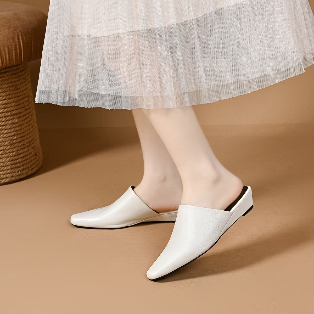 Dép sandal nữ da thật mũi vuông quai chữ V đế bệt chống trượt — màu đen
