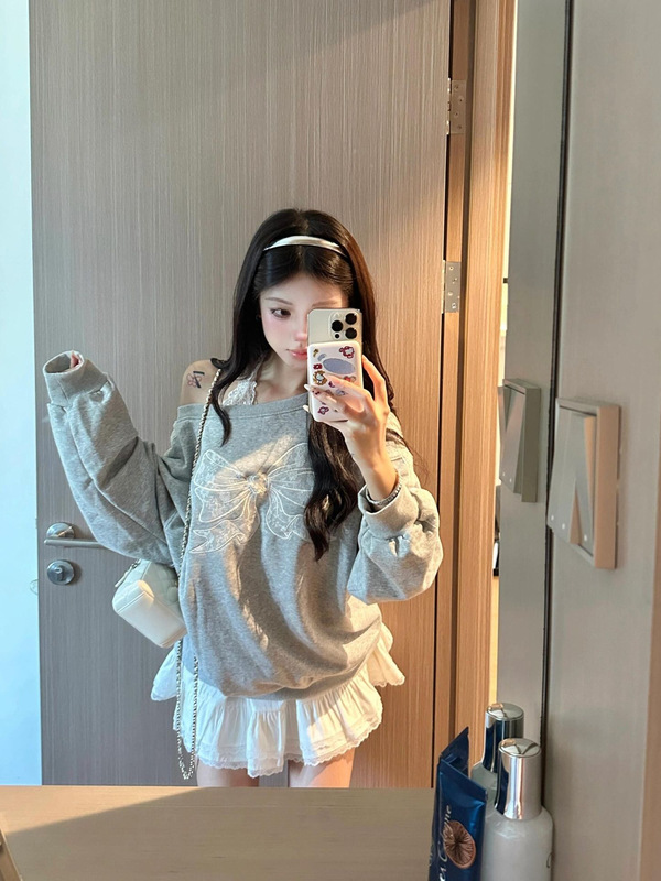 松弛感蕾丝蝴蝶结斜肩卫衣女春秋2025新款宽松慵懒风露肩长袖上衣|undefined